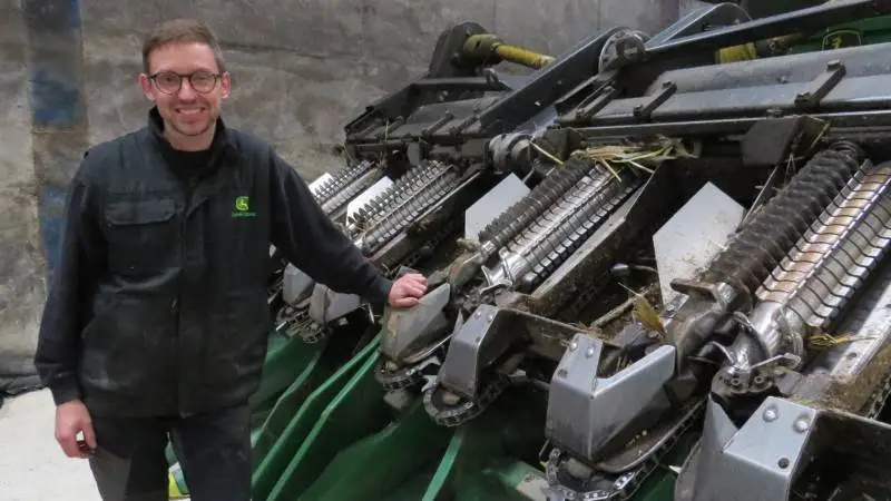Kernemajsen på »Vonsmose« høstes med en John Deere 690i mejetærsker udstyret med et 8-rækket majsbord. Ifølge driftsleder i marken, Hans Jacob Thaysen, går der godt og vel en dags tid med at skifte til majsbord og skifte diverse solde og andre komponenter inde i mejetærskeren. Foto: Erik Kjærgaard Christensen