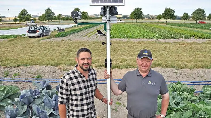 Steffen R. Rosenwanger og Anders Biltoft Kristensen ved den nye vejrstation. Foto: Ulrik Larsen.