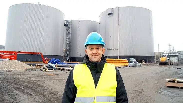 Anders Schou, produktchef i Bioman ApS, her under opførelsen af Kalundborg Bioenergi, fortæller, at der fremstilles tre forskellige gødningsprodukter af den afgassede biomasse. Foto: Henrik Sieben