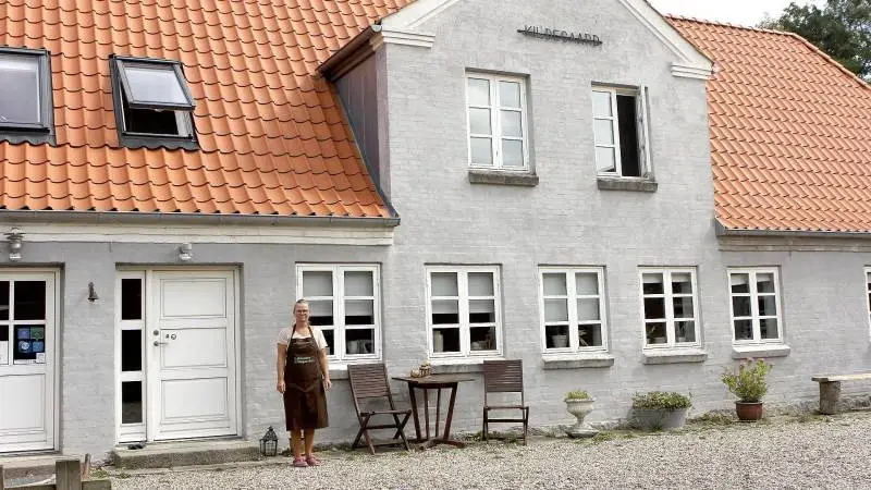 Lene Østerlid er uddannet kok og faldt for Kildegaarden ved Frørup i 2012 efter en mangeårig drøm om en Bed and Breakfast. Foto: Ditte Birkebæk Jensen