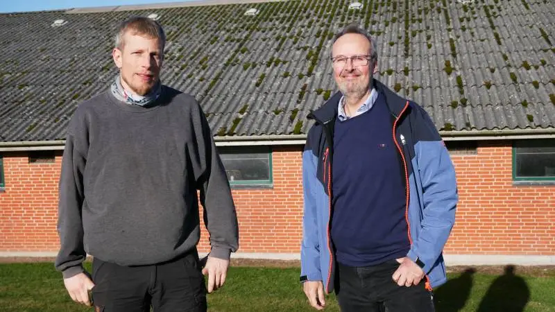 Formanden for Danske Svineproducenter Jeppe Bloch Nielsen (venstre) og advokat Jens Axel Kruchov kommer med en række anbefalinger til pressede svineproducenter.
