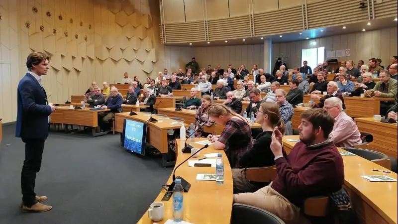 Afdelingsleder på Agrovi Planteavl, Hans Henrik Fredsted, delte nye og gode erfaringer med samdyrkning af afgrøder – randafgrøder og companion crops – med de fremmødte planteavlere.