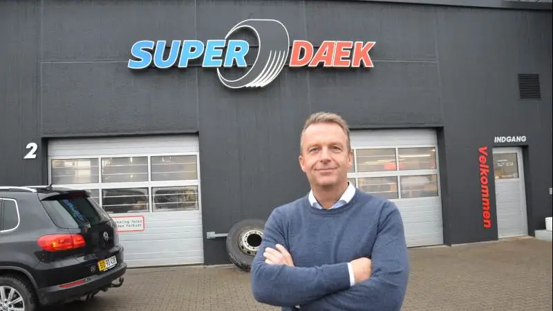 Peter Skriver, adm. direktør i Super Dæk Service, glæder sig over aftalen med Euromaster Danmark.