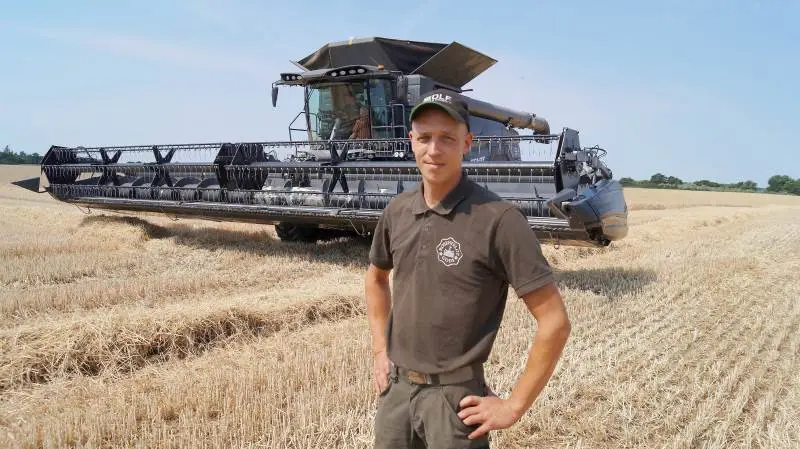 Traktorfører på Rosenfeldt Gods, Mikkel Lacoppidan, var begejstret for den nye Fendt Ideal 9T mejetærsker.