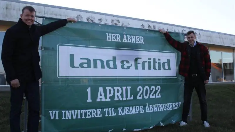 Kædedirektør for Land & Fritid, Erik Dalsro Jørgensen (til venstre) og distriktschef Brian Schou glæder sig til den nye Land & Fritid-butik står færdig. Foto: Jesper Hallgren