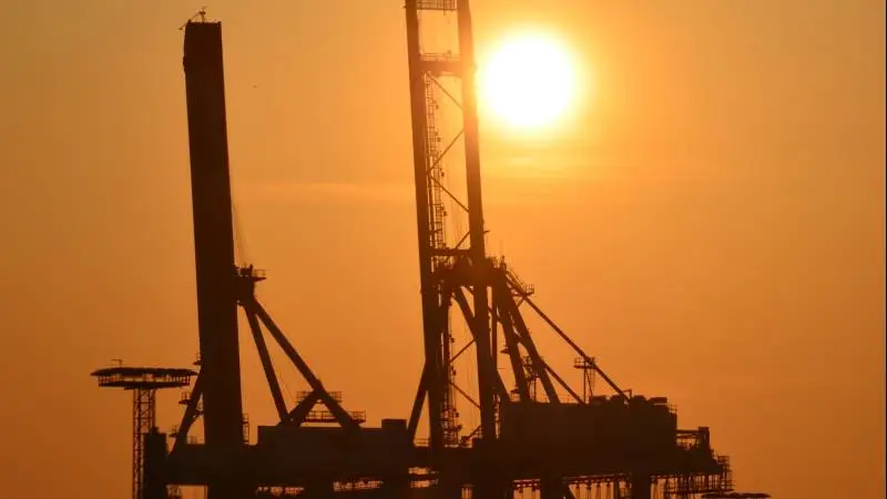 Olieprisen gik ind i en vild optur efter den russiske invasion af Ukraine. Spørgsmålet er nu, om de olieproducerende lande i OPEC og i særdeleshed Saudi-Arabien vil skrue op for oliehanerne for at sætte en stopper for den stramme forsyningssituation. Det tyder det på.