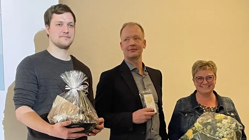 Pia og Tommy Volsgaard (midt), Volsgaard Avl og Opformering, Ørnhøj, fik overrakt præmie for deres suveræne førsteplads som bedste avler af både Duroc og Landrace ved Dansk Svineavls årsmøde 2022. De ses sammen med deres førstemand Kasper. Foto: Anne Wolfenberg