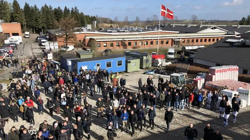 Elever, ansatte og håndværkere var mødt op, da der var rejsegilde på det kommende skolehjem ved HEG i Aars. Fotos: HEG