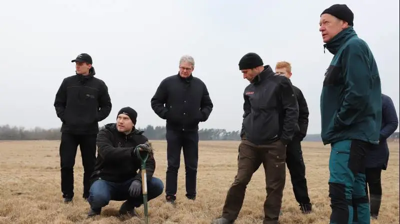 Efter at have fået 160 henvendelser har Seges og FRDK startet 13 nye erfa-grupper op for CA og pløjefri dyrkning. Her er det en CA-gruppe, der forleden mødtes hos Martin Molbo, Ulstrup ved Randers. Fotos: FRDK