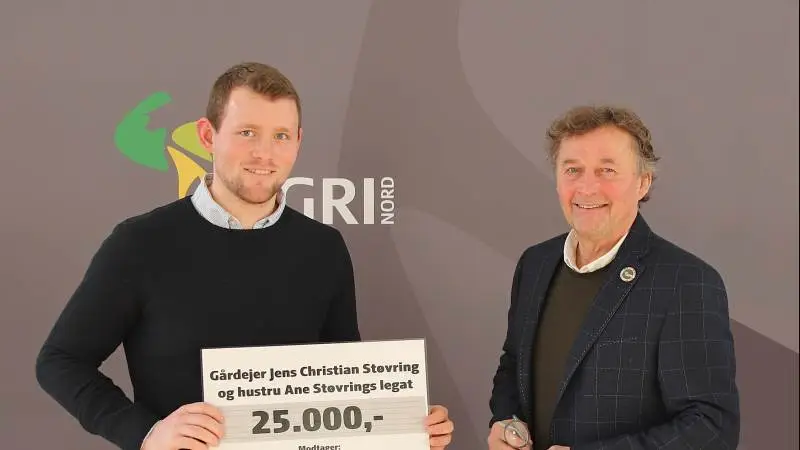 Jeppe Skaarup Pedersen (tv) har fået et legat til at videreudvikle sin morfars bedrift. Formand for Agri Nord, Carl Christian Pedersen uddelte legatet.
