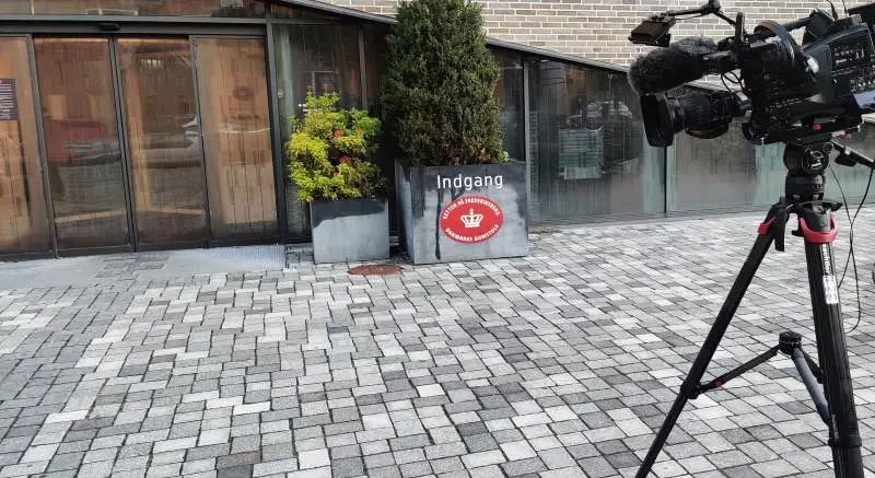 I dag bliver der igen kø ved indgangen til Byretten på Frederiksberg, når departementchef i Statsministeriet, Barbara Bertelsen, skal genafhøres ved Minkkommissionen. Arkivfoto