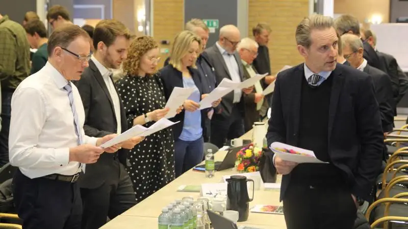 Der var omkring 120 fremmødte til L&F Centrovices generalforsamling, der blev afholdt onsdag i Vissenbjerg. Herunder Erling Bonnesen (tv.) og direktør i Landbrug & Fødevarer Morten Boje Hviid (th.). Fotos: Henriette Lemvig