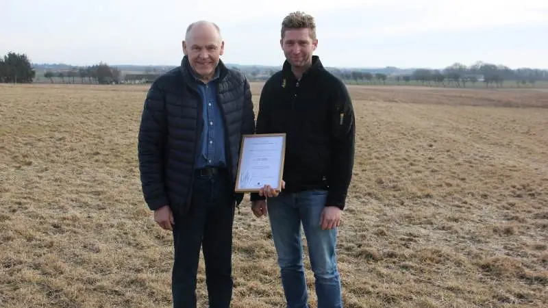Landmand Søren Havgaard Christensen (th.), Jerslev, har modtaget Edvard og Ane Agerholms Legat. Her ses han sammen med Erik Voigt fra Hedeselskabet, som administrerer legatet.