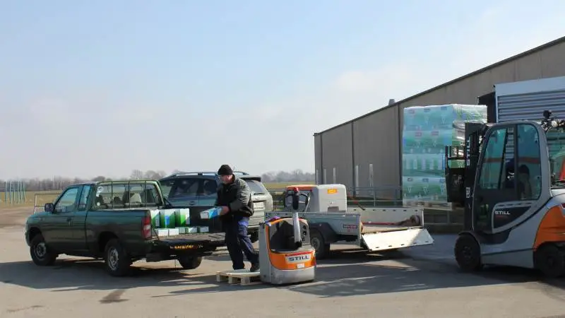 Gennem knap en uge i marts var der udlevering af roefrø hos DLF Beet Seeds fabrik i Holeby på Lolland, og det benyttede mange roedyrkere sig af. Foto: DLF Beet Seed