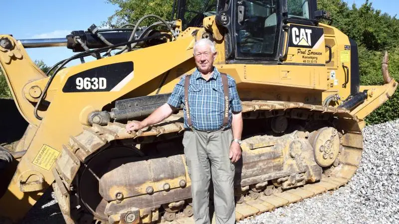 - Jeg er glad for mit arbejde, og mit foretrukne »værktøj« er denne 26 tons Cat 963D, som er en dejlig og letbetjent maskine med en stor kapacitet, siger den 80-årige 25-års jubilar, dozerfører Kurt Østerby.