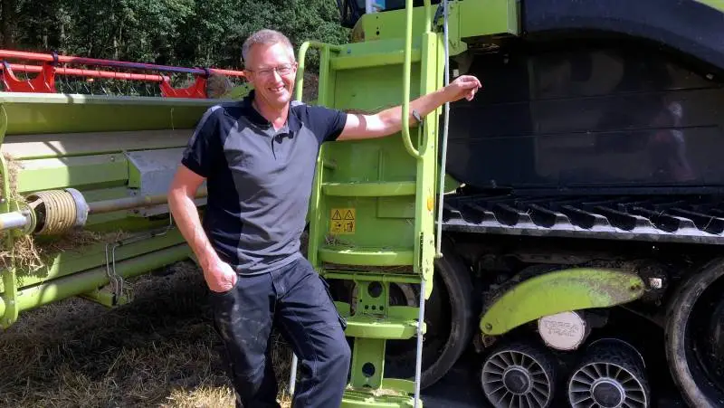 - Der er endnu få steder på Djursland, som mangler at få høstet vårbyg og havre, lød det i går fra Peter Poulsen, formand for Udvalget for Planter og Natur. Foto: Djursland Landboforening.