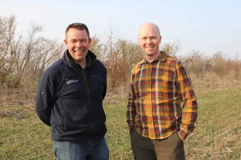 Danmarks Jægerforbund, repræsenteret ved chefkonsulent Natur- og Vildtpleje samt Landbrug, Jakob Bergmann Nielsen, og FRDK, repræsenteret ved medlem Michael Bundgaard, Klitgaard Agro, er gået
sammen om at skabe bedre betingelser for markvildtet. Foto: FRDK