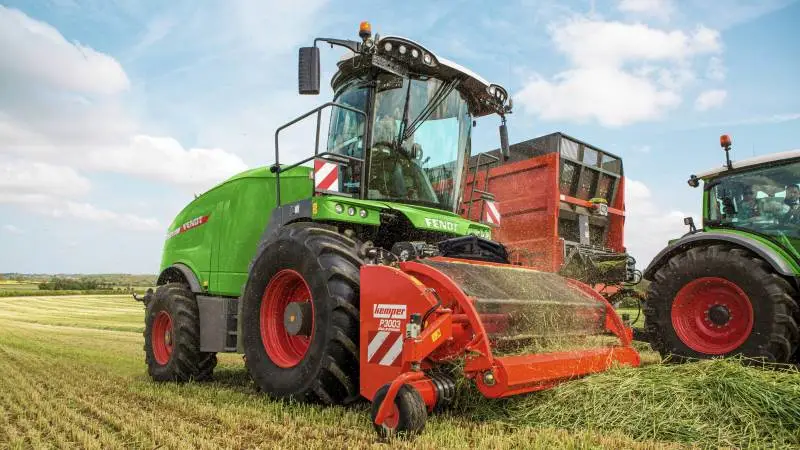 Produktekspert fra TBS Maskinpower, Gert Jensen, har haft stor indflydelse på de mange innovationer på den nye Fendt Katana 650-finsnitter. Ifølge Gert Jensen er kapaciteten øget med 20 procent i forhold til forgængeren. Det er sket via bedre materialeflot, der nærmest lineært bliver ført igennem maskinen. Pressefoto