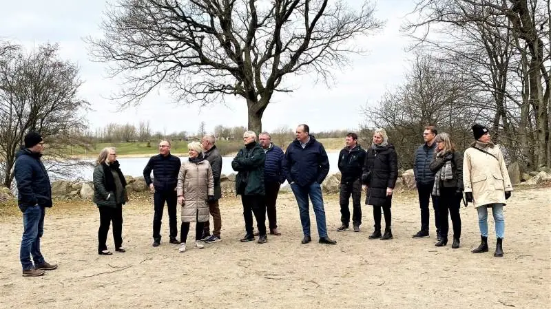 Scenen er sat til landbrugserhvervets første folkemøde. Her er det en SLF-delegation med blandt andet bestyrelsesmedlemmerne på friluftsscenen ned til Jels Nedersø. Foto: SLF