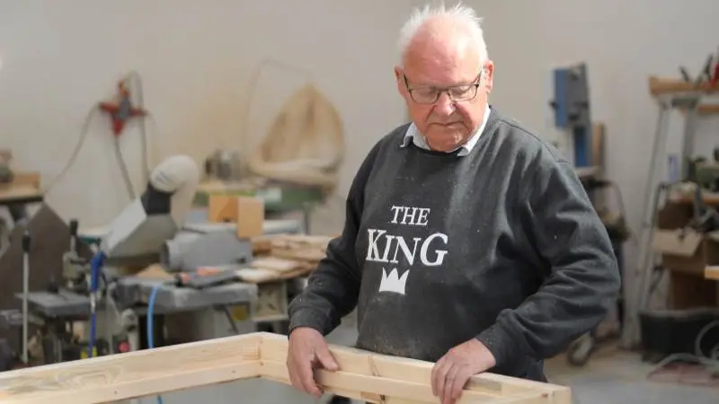 Det er et koncentrationskrævende præcisionsarbejde at lave stalddøre. Det kan Jørn Pedersen, MJP Vinduer, skrive under på. Foto: Henning K. Andersen