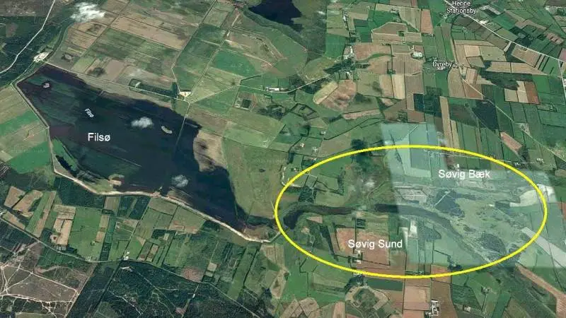 Lige ved den sydlige del af Filsø, som for nylig blev ramt af kraftigt iltsvind, ligger Søvig Sund og Søvig Bæk. I netop Søvig Sund har mælkeproducenters formand, Kjartan Poulsen, som har sin ejendom i området, længe ønsket, at der blev foretaget en oprensning, fortæller han. Sammen med Søvig Bæk kan den nemlig spille stor rolle i iltsvind, mener han.