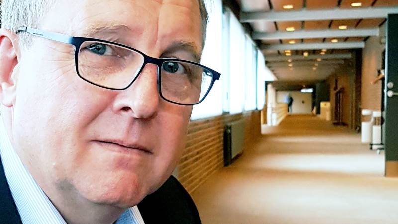 - Påbuddet er så upræcist og mangelfuldt, at vores advokater anbefaler os at få domstolenes ord for, hvad der er ret og pligt i denne sag. Derfor er en retssag nødvendig, siger Erik Larsen, formand for Landbrug & Fødevarer Svineproduktion.