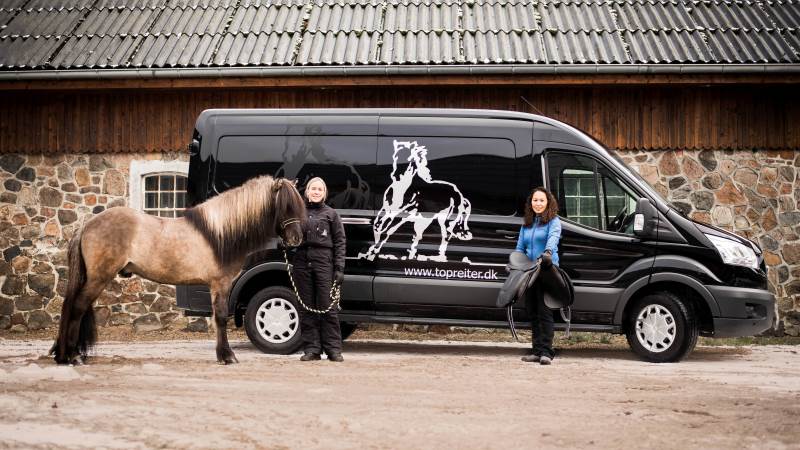 Dorthe Norup Jessen (til højre) kommer gerne ud og tilpasser sadlen til den enkelte hest. På billedet desuden ambassadørrytter for Top Reiter, Anne Stine Haugen, med islænderhingsten Grímur fra Gavnholt. Foto: DLG