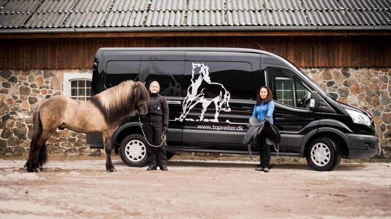 Dorthe Norup Jessen (til højre) kommer gerne ud og tilpasser sadlen til den enkelte hest. På billedet desuden ambassadørrytter for Top Reiter, Anne Stine Haugen, med islænderhingsten Grímur fra Gavnholt. Foto: DLG