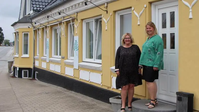 Afdelingschef Inge Møller Ernst tv. og Charlotte Frederiksen.