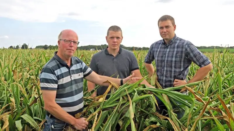 Planteavlskonsulent Hans Kristian Skovrup (t.v.) Kvægbrugskonsulent Bruno Due (i midten) Driftsøkonomikonsulent Thejs Hjort Christiansen (t.h.) tilbyder landmænd gratis fokusmøder, hvor de kan få overblik over situationen i mark og stald med henblik på at få lavet en handlingsplan tilpasset netop deres behov.