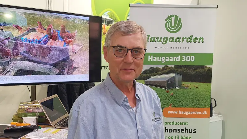 Flemming Haugaard er glad for den succes der er for de mobile hønsehuse som han producerer og sælger i sin virksomhed Haugaarden ApS i sønderjyske Bolderslev. Forleden var han blandt udstillerne på NutriFair-messen i Fredericia. I denne uge går turen til dyrskuet i Aabenraa. Foto: John Ankersen