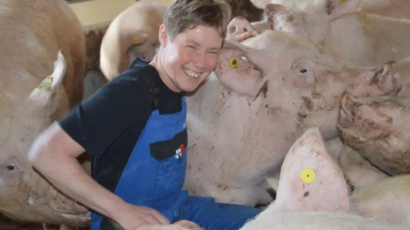 Driftsleder hos Claus Bruun Jørgensen, Grønbo i Tinglev, Charlotte Delf, arbejder nu med en besætning bestående af 2.200 søer, hvoraf de 80 procent er af TN70-genetik og resten DanBred. Fotos: Camilla Bønløkke