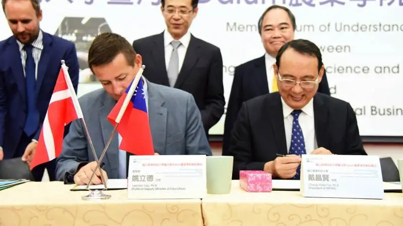 Uddannelseschef Eric Wanscher fra Dalum Landbrugsskole underskriver samarbejdsaftalen med National Pingtung University i Taiwan