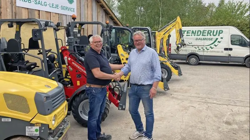 Håndslag på en god start med yderligere udlejning hos Stenderup-Dalmose. Salgskonsulent Jens Andersen fra Stemas (til venstre) ønsker Jan Bæk held og lykke med den øgede aktivitet. Pressefoto