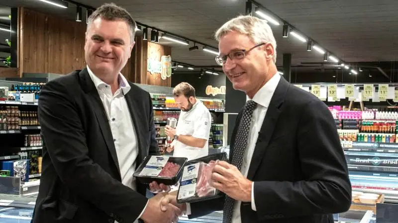 Danish Crowns koncerndirektør Jais Valeur og Salling Groups koncerndirektør Per Bank gav i går håndslag på en aftale om, at knap 500 Netto-butikker i løbet af et par uger kun vil føre grisekød med slagterikoncernens OUA-stempel på. Foto: Flemming Erhard