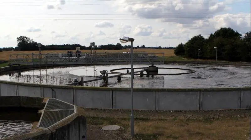 Tekniske fejl ved et bassin og ved den elektroniske overvågning betød, at 33 millioner liter spildevand røg ud i Fladsåen ved Næstved. Arkivfoto