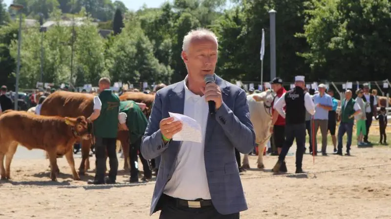 Under sin dyrskuetale roste Henrik Dalgaard, næstformand, Agri Nord, de mange nye tiltag, styregruppen bag Hobro Dyrskue har sat i verden med respekt for de gamle traditioner. Fotos: Line Brusgaard