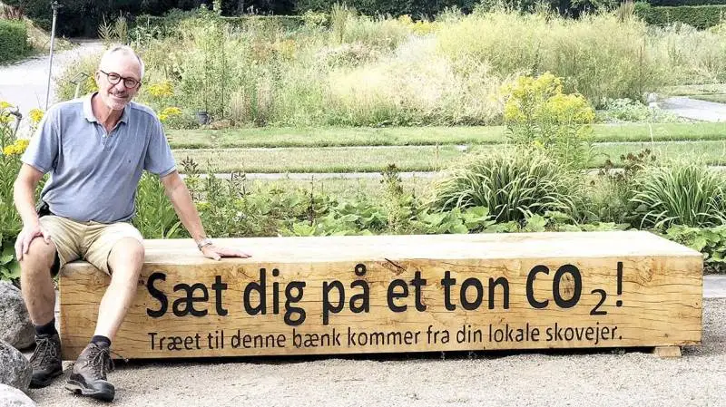 Sådan opmagsineres CO2 i naturen, her illustreret ved en egeblok i den gamle Landbohøjskoles have på Frederisberg. Det er Søren Paludan på bænken. Privatfoto.