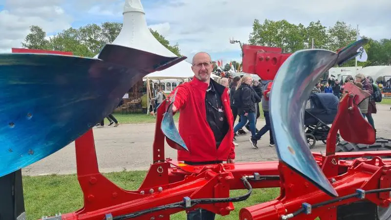 Det er ikke kun kornhåndtering, der fylder noget hos Koldsø Smede- og Maskinservice. Her ses Jesper Koldsø ved en plov i forbindelse med årets Roskilde Dyrskue, hvor han havde travlt med at tale med interesserede kunder. Foto: Henning K. Andersen