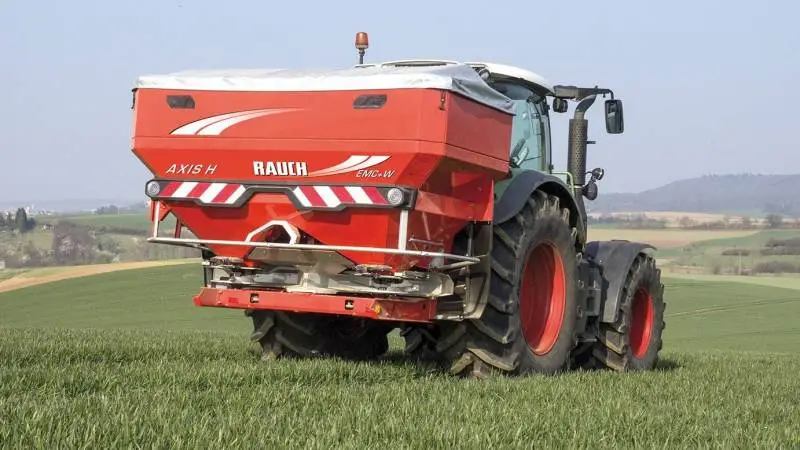 Der er ekstra-opvisning onsdag på Gisselfeld Kloster. Efter stubharvedemonstrationen kan man se gødnings- og kalkspredere.