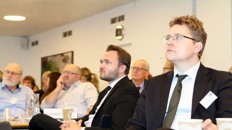 De planer, som Energi-, Forsynings- og Klimaminister Dan Jørgensen (nr. 3 fra venstre) har om at få anlagt en gasledning til Sydhavsøerne, er en dårlig ide på mange måder, mener Rasmus Helveg Petersen (længst til højre). Arkivfoto
