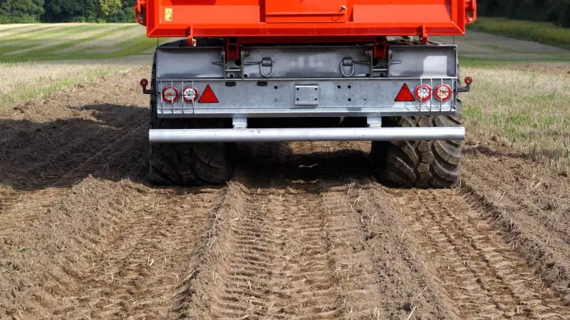 Ved gårsdagens demonstration var det tydeligt at se, hvordan anvendelsen af traktor med VF-dæk og trailer med VF-IMP-dæk reducerede marktrykket betragteligt i forhold til der, hvor en traktor med VF-dæk og trailer med standarddæk havde kørt.