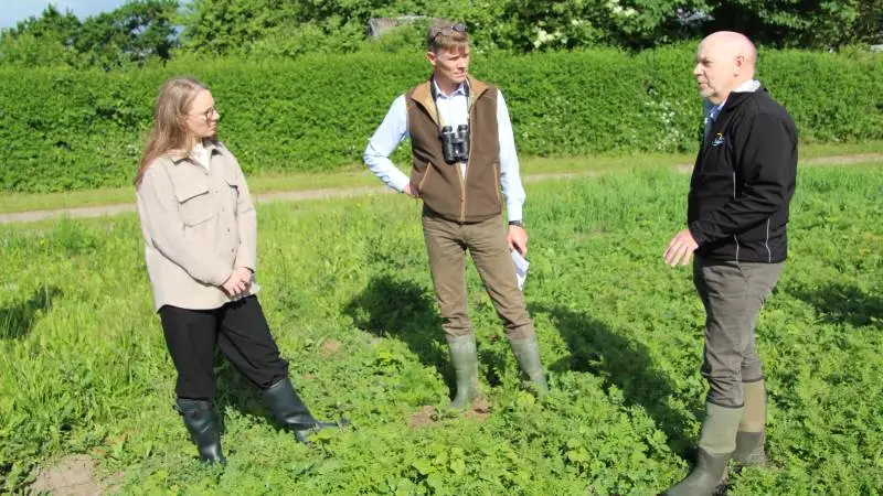 Der var nok at se på, da miljøminister Lea Wermelin (til venstre) var på besøg hos BL-formand Peter Kiær (i midten). Her taler de med faglig direktør i Bæredygtigt Landbrug, Jørgen Ewald. Foto: Morten Ipsen