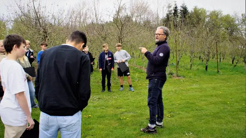 7. klasse fra Afdeling Sønder på Søren Kanne-skolen i Grenaa var den første klasse, som skulle afprøve landboforeningens nye koncept. De var på besøg hos Arne M. Tyssøy og hans hustru, som ejer Mariendal Mosteri. Fotos: Djursland Landboforening.