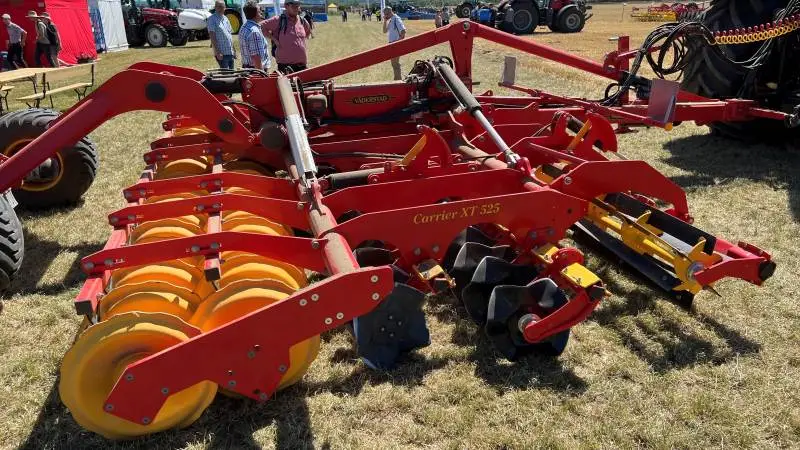 Väderstads tre nye Carrier XT-diskharver er konstrueret på helt nye måde. Selve diskarmene er placeret på en ramme og kan roterer, så diskarmen drejer diskene op og ned for at justere harvedybden. På den nye serie kan pakkevalsen nu blive til en dobbelt pakkevalse, og transportindstillingen er nu opklappelig, hvor denne funktion tidligere foldede harven bagud. Presse Kasper Stougård