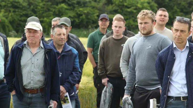 Der var i omegnen af 160 deltagere, da Velas og Danish Agro i samarbejde afholdt åben mark og demonstration af forsøgsarealer i sidste uge i Nr. Søby. Det var i år muligt at vælge enten eftermiddag- eller aften-gennemgangen. Fotos: Henriette Lemvig