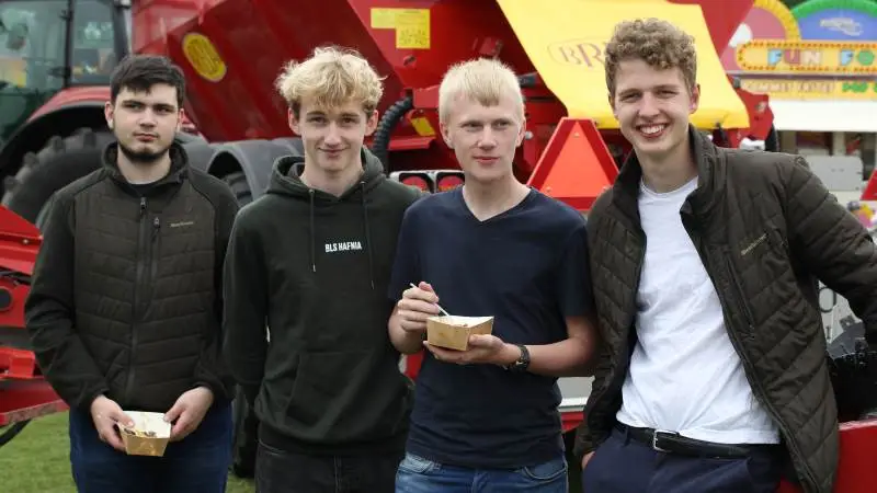 Fra venstre Christian Holm, Oliver Jespersen, Jonas Broløkke og Christian Rasmussen. På nær Oliver Jespersen, der er mekaniker, er de tre andre i gang med andet praktik forløb på landmandsuddannelsen. Foto: Henriette Lemvig
