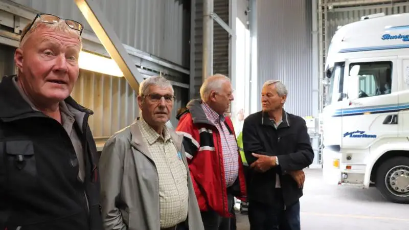 Gårdejer Ebbe Nielsen (til venstre) er ny formand for bestyrelsen i Ø.Ø. Halm, hvis medlemmer skal levere halmen til det nye anlæg. Dernæst fra venstre er tidligere formand Karl Johan Thomasen og bestyrelsesmedlemmerne Povl Fritzner og Kai Madsen.