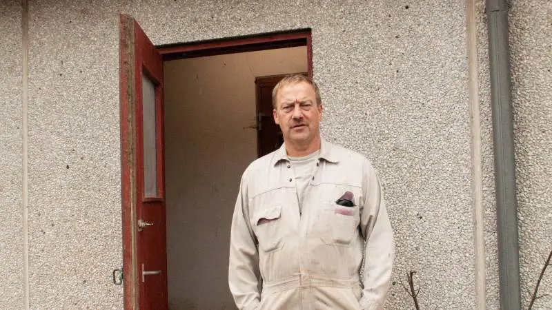 - Jeg havde da regnet med, at jeg i hvert fald skulle køre videre i ti år endnu eller sådan noget. Jeg føler mig ikke gammel, siger slagtesvineproducent Keld Johanning. Fotos: Flemming Erhard