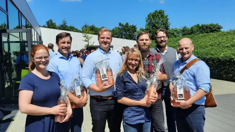 De syv nyuddannede VKST-rådgivere. Fra venstre: Rikke Holm Espersen, Jakob Antonissen Jensen, Kasper Egelund Hansen, Marianne Tesdorpf, Kasper Juhl Klausen, Martin Rath Olsen og Henrik Søndergaard. Foto: VKST